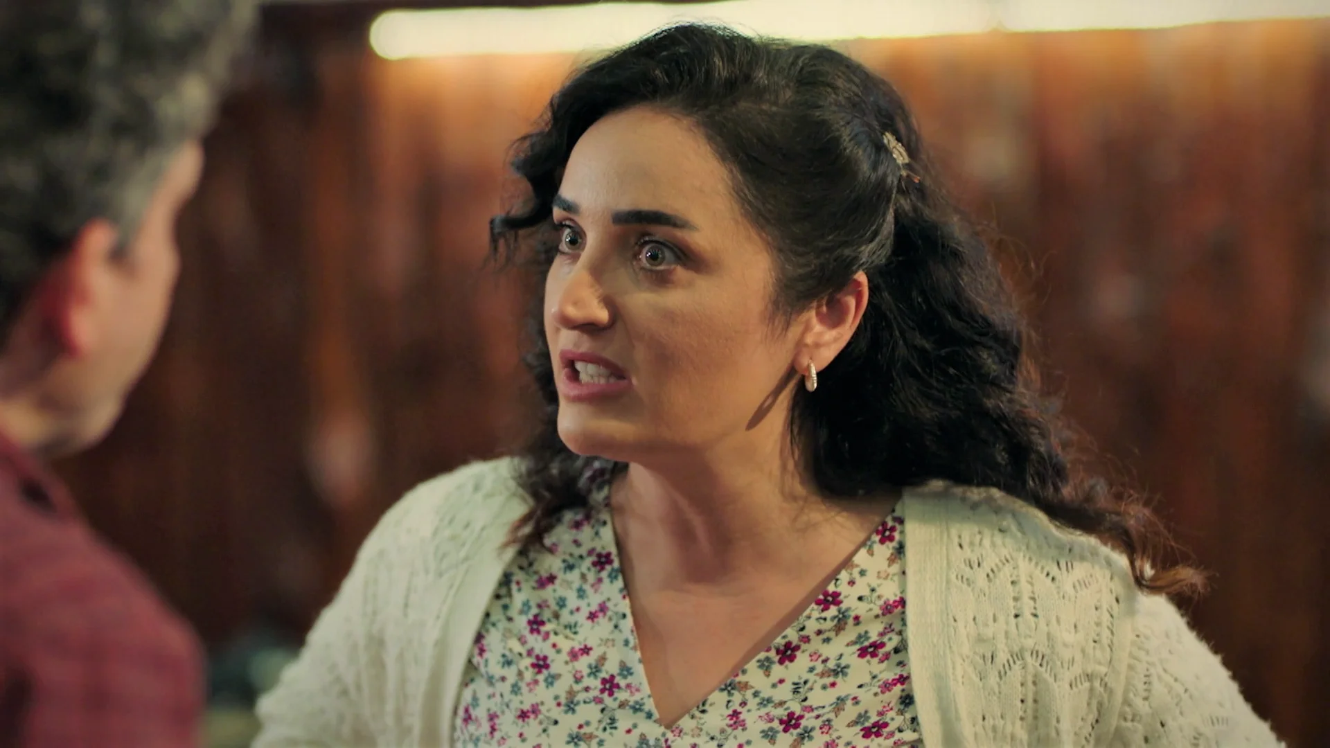 Şeng&uuml;l, muerta de celos, vuelve a montar un esc&aacute;ndalo al ver a Orhan con G&ouml;n&uuml;l: "&iexcl;Eres un caradura!"