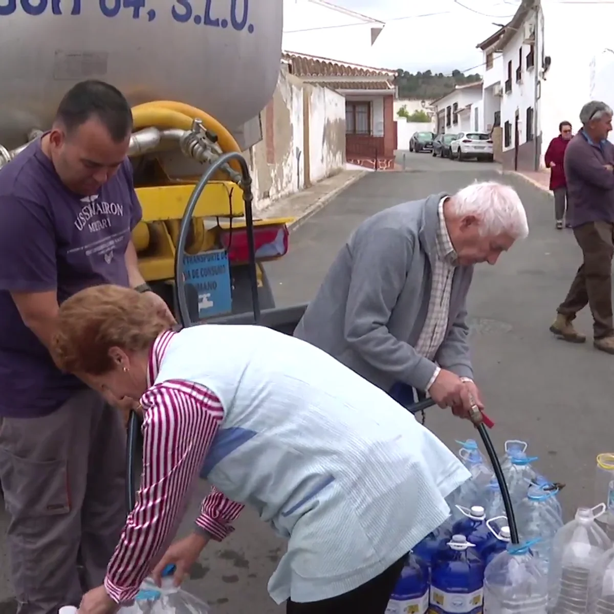 El curioso motivo por el que se ponen garrafas de agua en las esquinas de  las casas en España - El Periódico