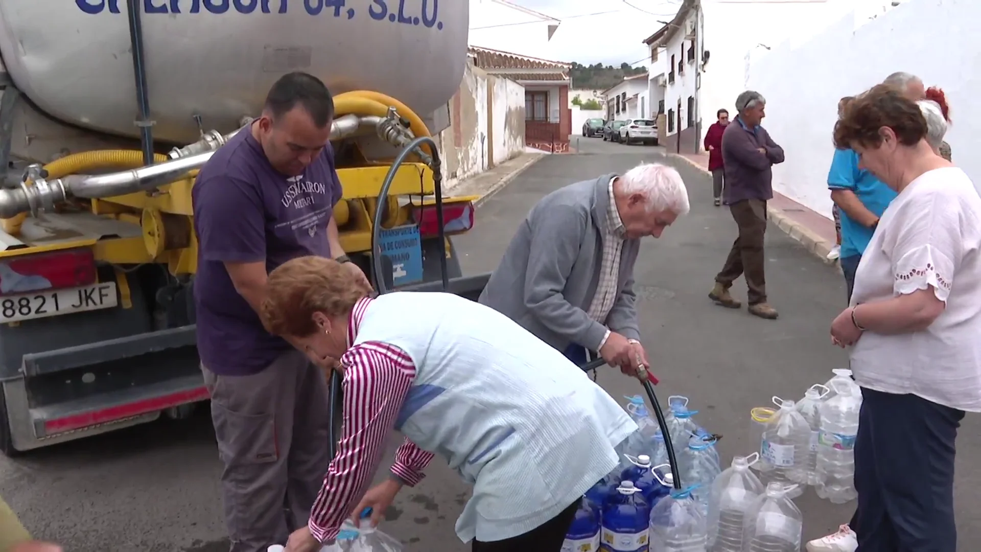 Vecinos llenando garrafas de agua de un camión cisterna Antena 3 Noticias