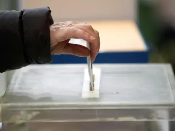 Imagen de una urna electoral Imagen de una urna electoral