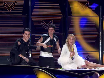 Javier Ambrossi se enfrenta a la teoría de todos los investigadores: “Os voy a dejar hacer el ridículo” Javier Ambrossi se enfrenta a la teoría de todos los investigadores: “Os voy a dejar hacer el ridículo”