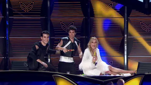 Javier Ambrossi se enfrenta a la teoría de todos los investigadores: “Os voy a dejar hacer el ridículo” Javier Ambrossi se enfrenta a la teoría de todos los investigadores: “Os voy a dejar hacer el ridículo”