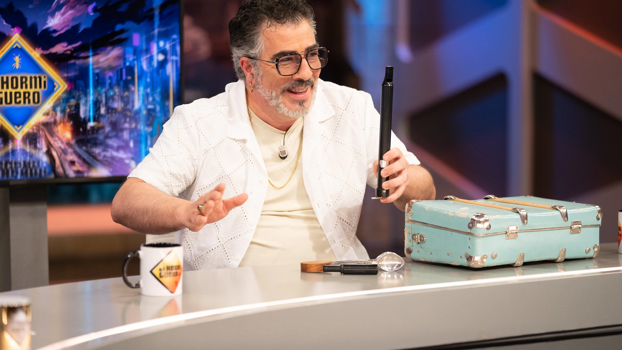 Agustín Jiménez presenta en primicia 'El maletín de la alegría' que usa en sus actuaciones Agustín Jiménez presenta en primicia 'El maletín de la alegría' que usa en sus actuaciones