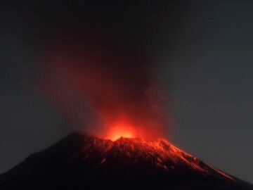 Fotografía del volcán Popocatépetl en actividad