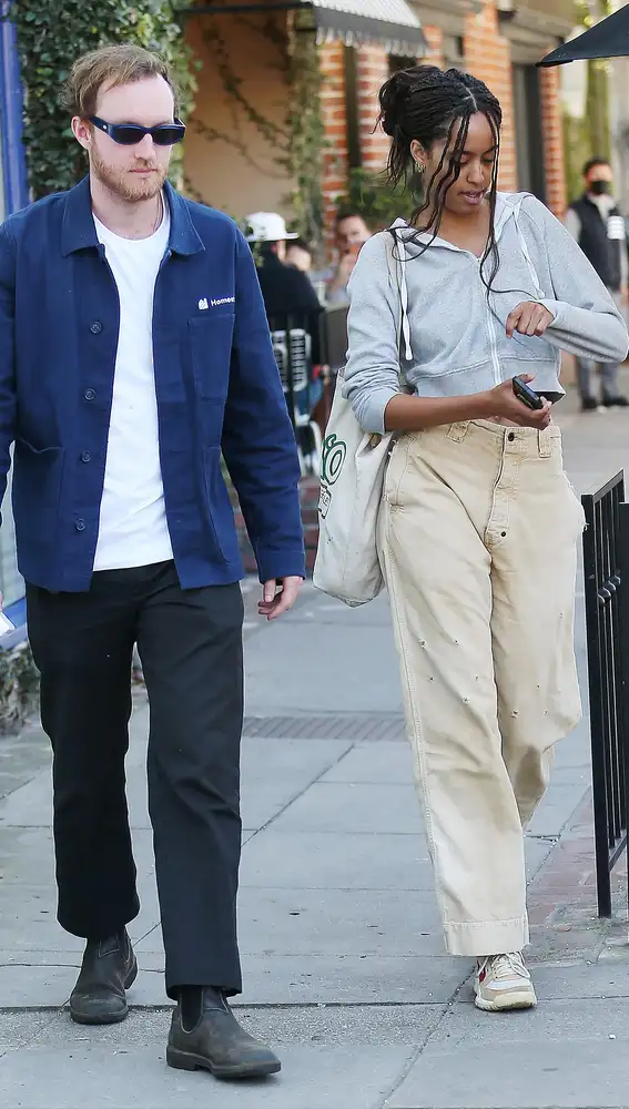 Malia Obama paseando con un amigo en Los Ángeles