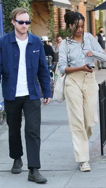 Malia Obama paseando con un amigo en Los Ángeles Malia Obama paseando con un amigo en Los Ángeles
