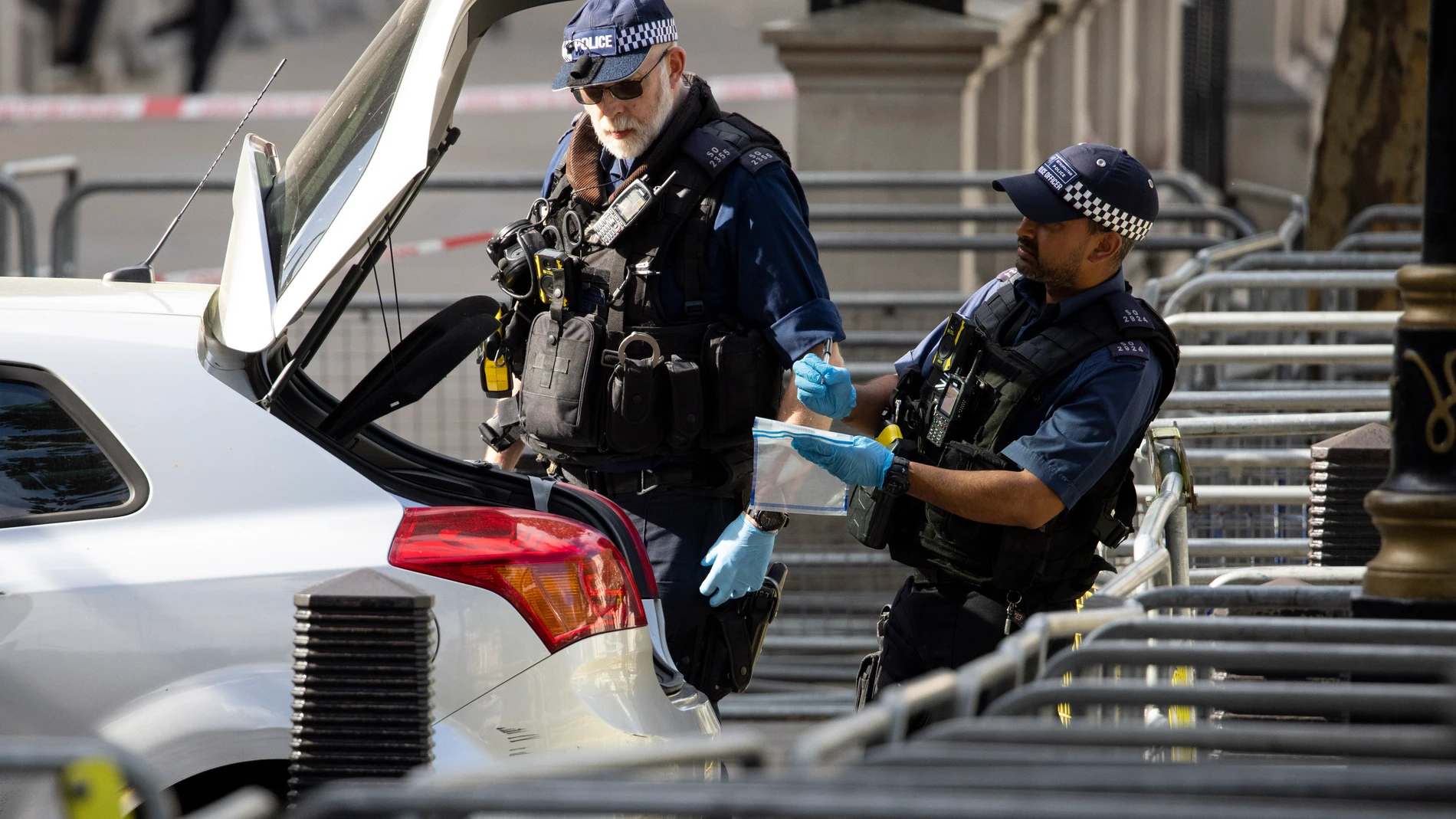 Los agentes aseguran la zona donde se ha producido el incidente en Downing Street