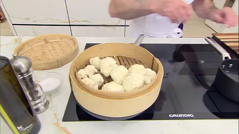 Cuece la coliflor troceada en una vaporera Cuece la coliflor troceada en una vaporera