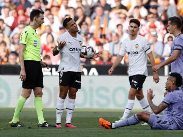 Justin Kluivert, en el último partido del Valencia ante el Real Madrid