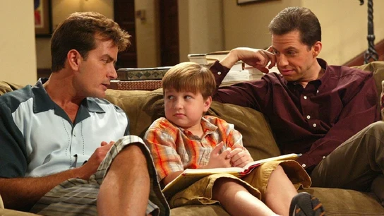 Charlie Sheen, Angus T. Jones y Jon Cryer en la serie 'Dos hombres y medio' Charlie Sheen, Angus T. Jones y Jon Cryer en la serie 'Dos hombres y medio'