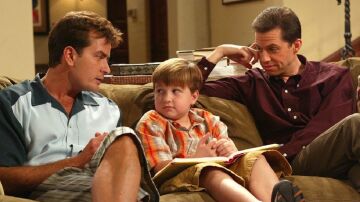  Charlie Sheen, Angus T. Jones y Jon Cryer en la serie 'Dos hombres y medio'