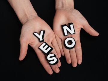 Una mano abierta con las letras del sí y el no en inglés.