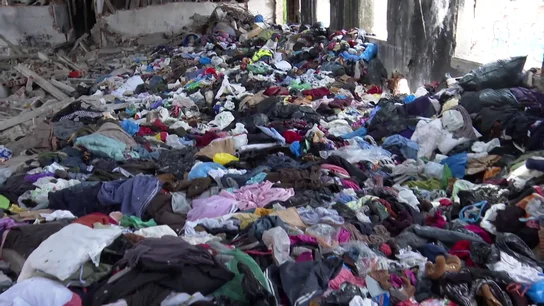Toneladas de ropa acumuladas en naves de Humanes Toneladas de ropa acumuladas en naves de Humanes