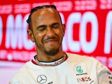 Lewis Hamilton, sonriente en la rueda de prensa de Mónaco