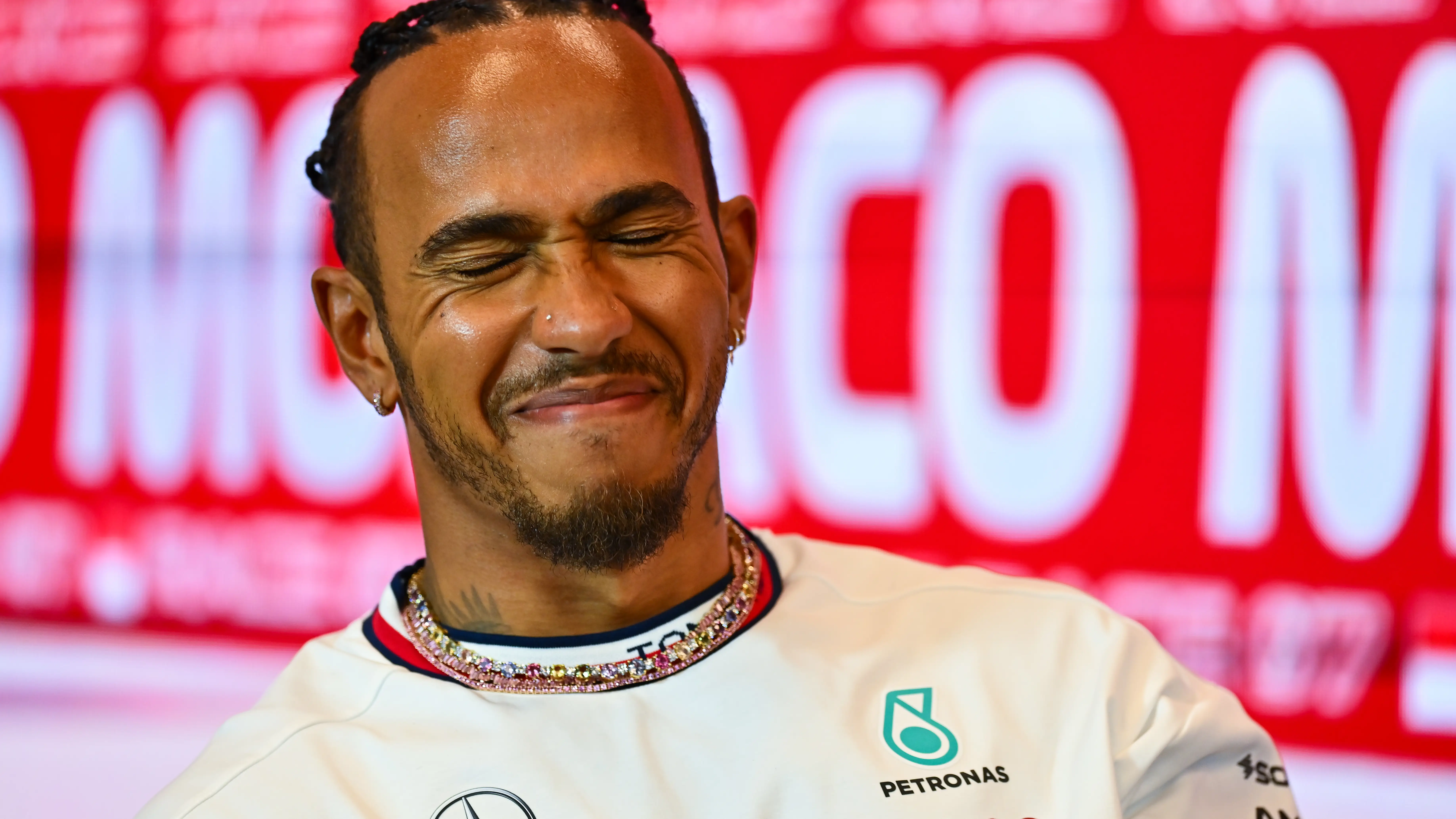Lewis Hamilton, sonriente en la rueda de prensa de Mónaco Lewis Hamilton, sonriente en la rueda de prensa de Mónaco