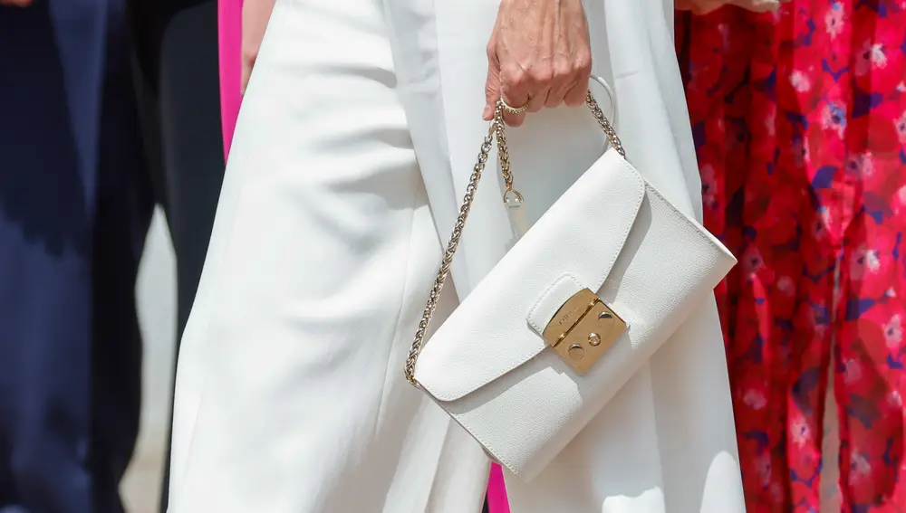 La reina Letizia luce un bolso blanco con cadena de Furla