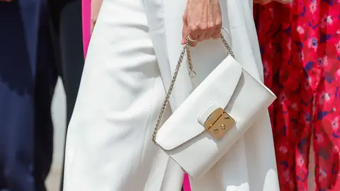 La reina Letizia luce un bolso blanco con cadena de Furla La reina Letizia luce un bolso blanco con cadena de Furla