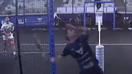 El puntazo imposible sin mirar de Franco Stupaczuk en el World Padel Tour de Viena
