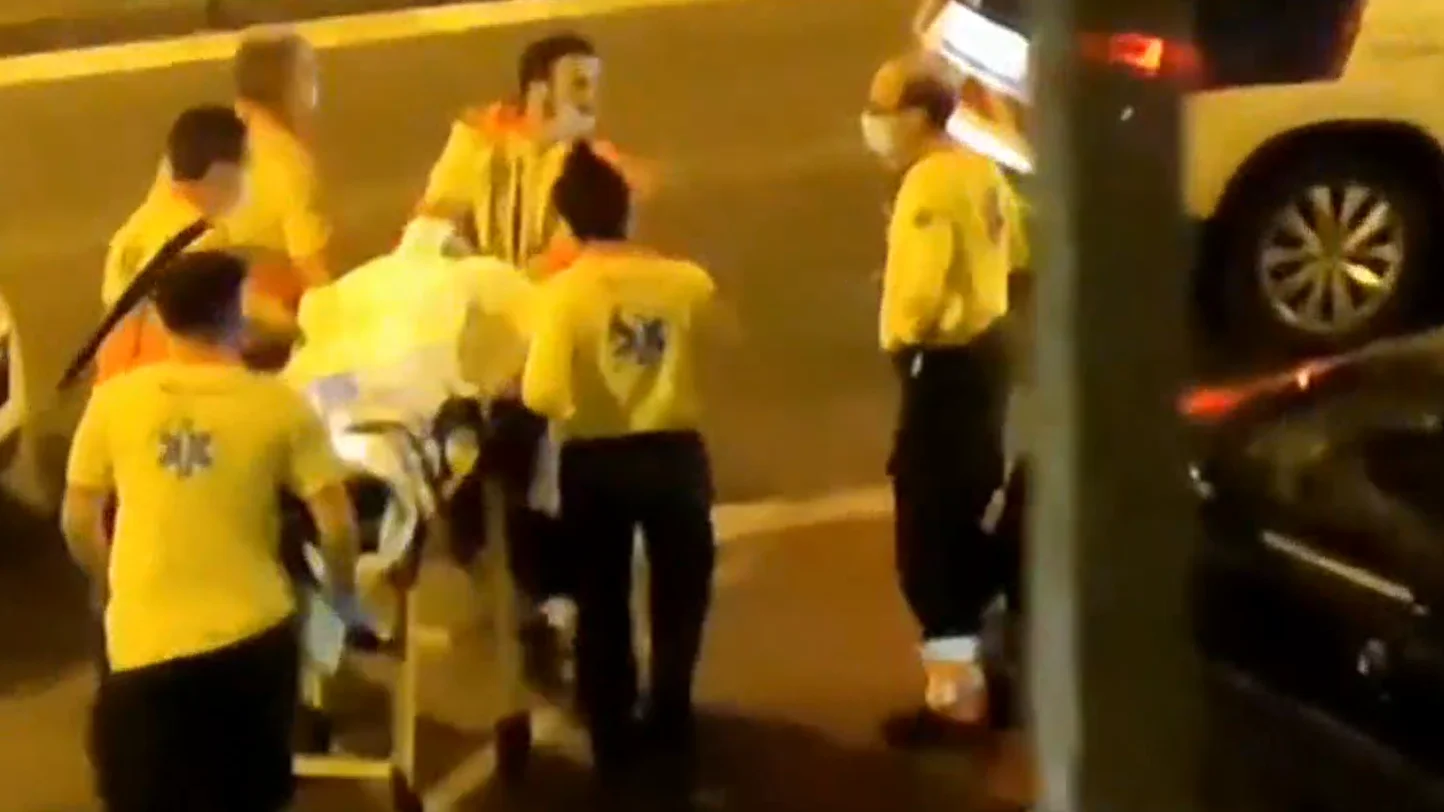 Momento en el que se llevan el cadáver de un hombre fallecido en Badalona tras un tiroteo Momento en el que se llevan el cadáver de un hombre fallecido en Badalona tras un tiroteo