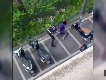 VÍDEO: Varios policía propinan una brutal paliza a una mujer trans en Italia