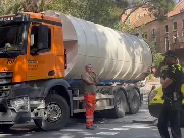 Un camión choca contra un muro en Barcelona