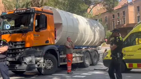 Un camión choca contra un muro en Barcelona Un camión choca contra un muro en Barcelona