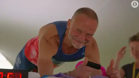 Josef Salek permanece haciendo plancha abdominal... ¡casi 10 horas! Josef Salek permanece haciendo plancha abdominal... ¡casi 10 horas!