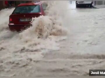 El comentario viral de un vecino al ver cómo la riada arrastra un coche en Murcia: "¿Dónde ibas? Menudo lince"