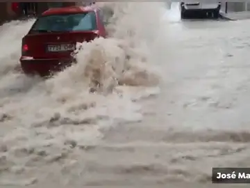 El comentario viral de un vecino al ver cómo la riada arrastra un coche en Murcia: "¿Dónde ibas? Menudo lince" El comentario viral de un vecino al ver cómo la riada arrastra un coche en Murcia: "¿Dónde ibas? Menudo lince"