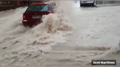 El comentario viral de un vecino al ver cómo la riada arrastra un coche en Murcia: "¿Dónde ibas? Menudo lince"