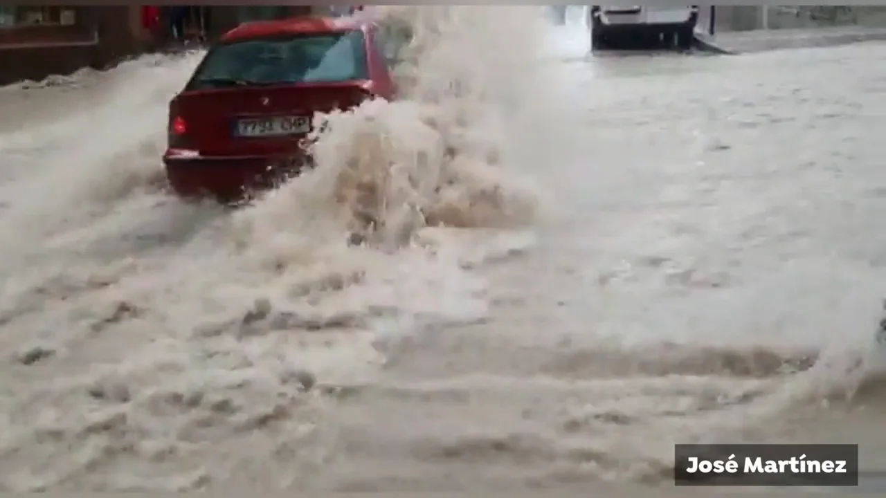 El comentario viral de un vecino al ver cómo la riada arrastra un coche en Murcia: "¿Dónde ibas? Menudo lince" El comentario viral de un vecino al ver cómo la riada arrastra un coche en Murcia: "¿Dónde ibas? Menudo lince"