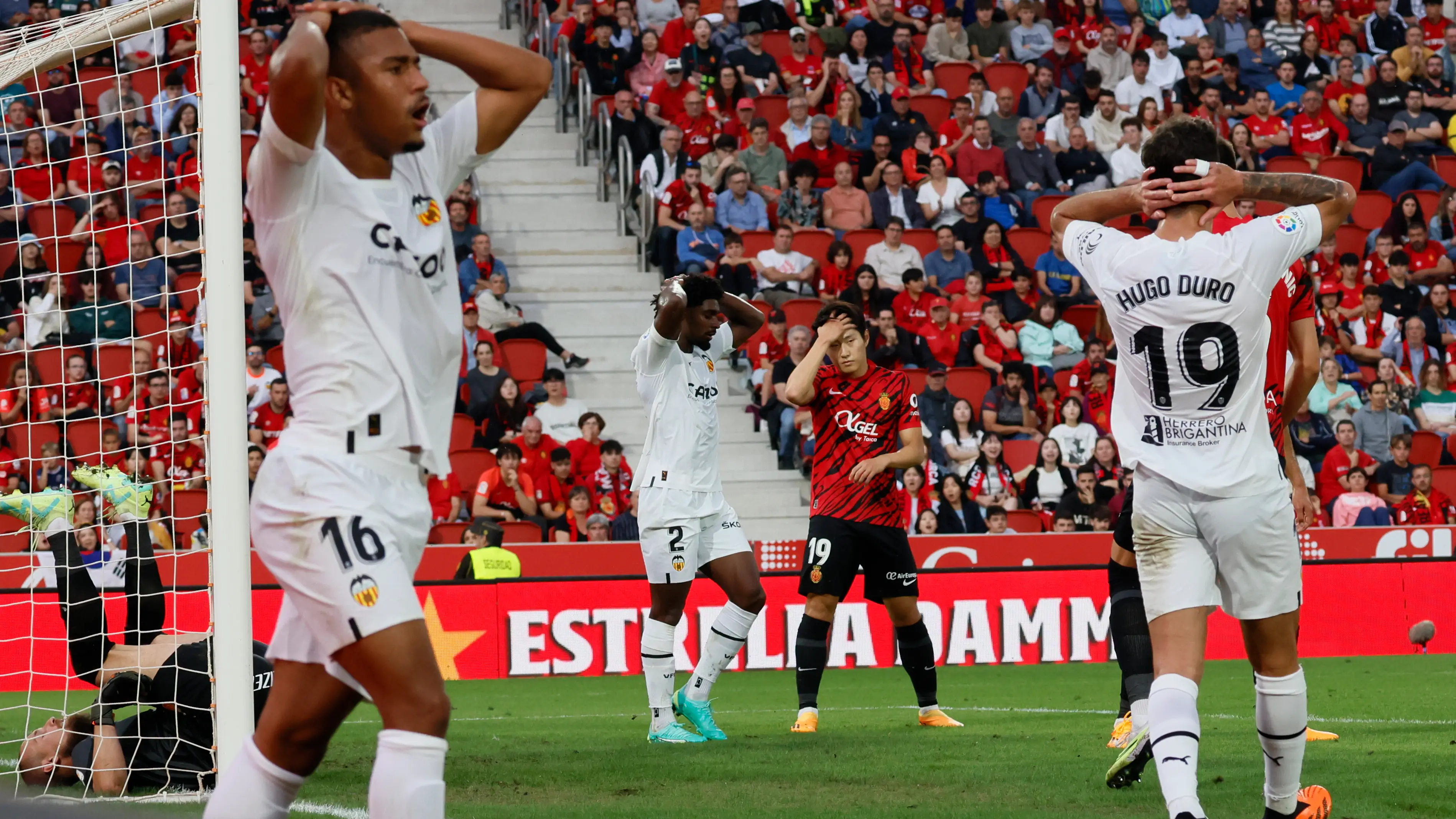 Los jugadores del Valencia se lamentan tras una ocasión fallida ante el Mallorca Los jugadores del Valencia se lamentan tras una ocasión fallida ante el Mallorca