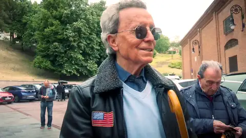 Ortega Cano soprende en Las Ventas al más puro estilo Top Gun: con chaqueta de cuero y gafas estilo aviador Ortega Cano soprende en Las Ventas al más puro estilo Top Gun: con chaqueta de cuero y gafas estilo aviador