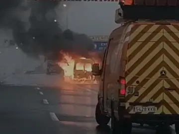 Imagen de la ambulancia incendiada en la AP6 Imagen de la ambulancia incendiada en la AP6