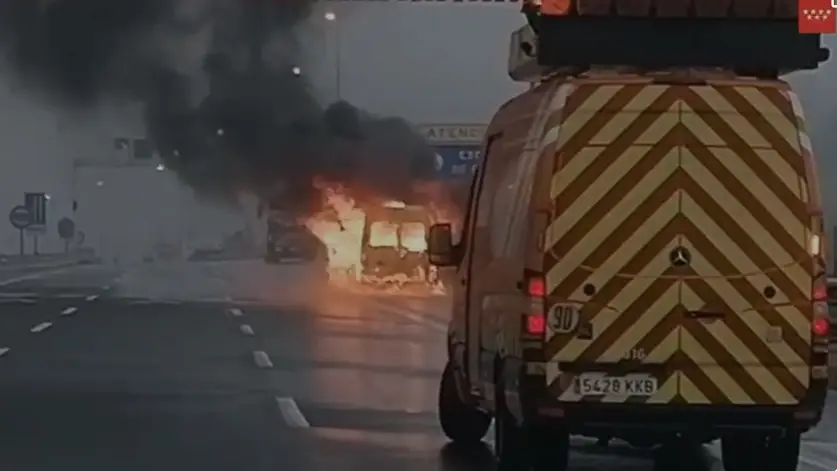 Imagen de la ambulancia incendiada en la AP6