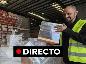 Un operario clasifica los urnas en un polígono de Alcalá de Henares (Madrid) Un operario clasifica los urnas en un polígono de Alcalá de Henares (Madrid)