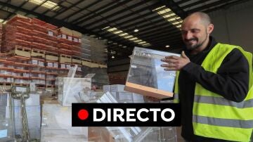 Un operario clasifica los urnas en un polígono de Alcalá de Henares (Madrid)