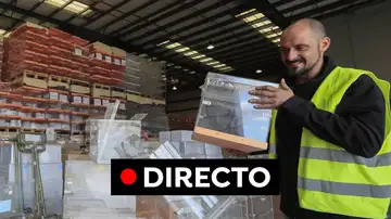 Un operario clasifica los urnas en un polígono de Alcalá de Henares (Madrid) Un operario clasifica los urnas en un polígono de Alcalá de Henares (Madrid)