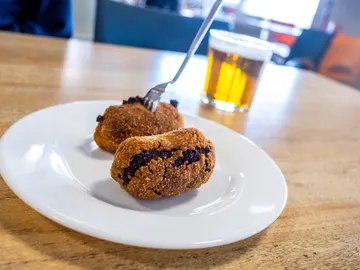Tapa de croquetas en un restaurante Tapa de croquetas en un restaurante