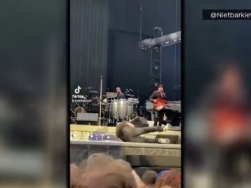 Bruce Springsteen sufre una aparatosa caída en pleno concierto en Ámsterdam y deja helado al público