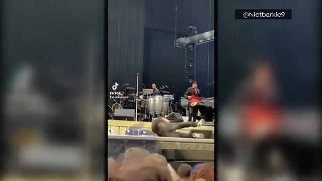 Bruce Springsteen sufre una aparatosa caída en pleno concierto en Ámsterdam y deja helado al público Bruce Springsteen sufre una aparatosa caída en pleno concierto en Ámsterdam y deja helado al público
