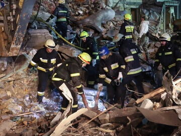 Imagen de archivo de un equipo de bomberos ucranianos buscando supervivientes 