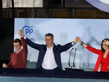 Almeida, Feijóo y Ayuso desde el balcón de Génova Almeida, Feijóo y Ayuso desde el balcón de Génova