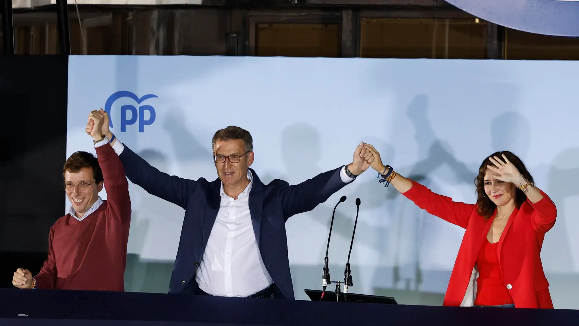 Almeida, Feijóo y Ayuso desde el balcón de Génova Almeida, Feijóo y Ayuso desde el balcón de Génova