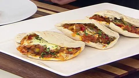 Receta de shakshuka de verduras: "una especie de pisto" servido en pan de pita Receta de shakshuka de verduras: "una especie de pisto" servido en pan de pita