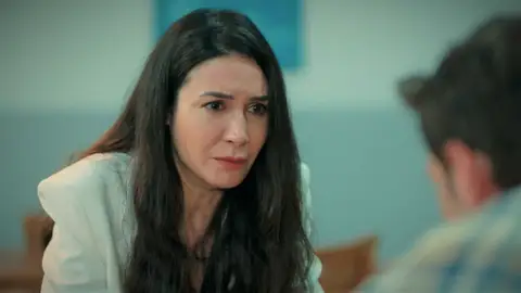 Suzan, destrozada al descubrir que Harika se ha marchado: “No he sabido cuidar de mi hija” Suzan, destrozada al descubrir que Harika se ha marchado: “No he sabido cuidar de mi hija”