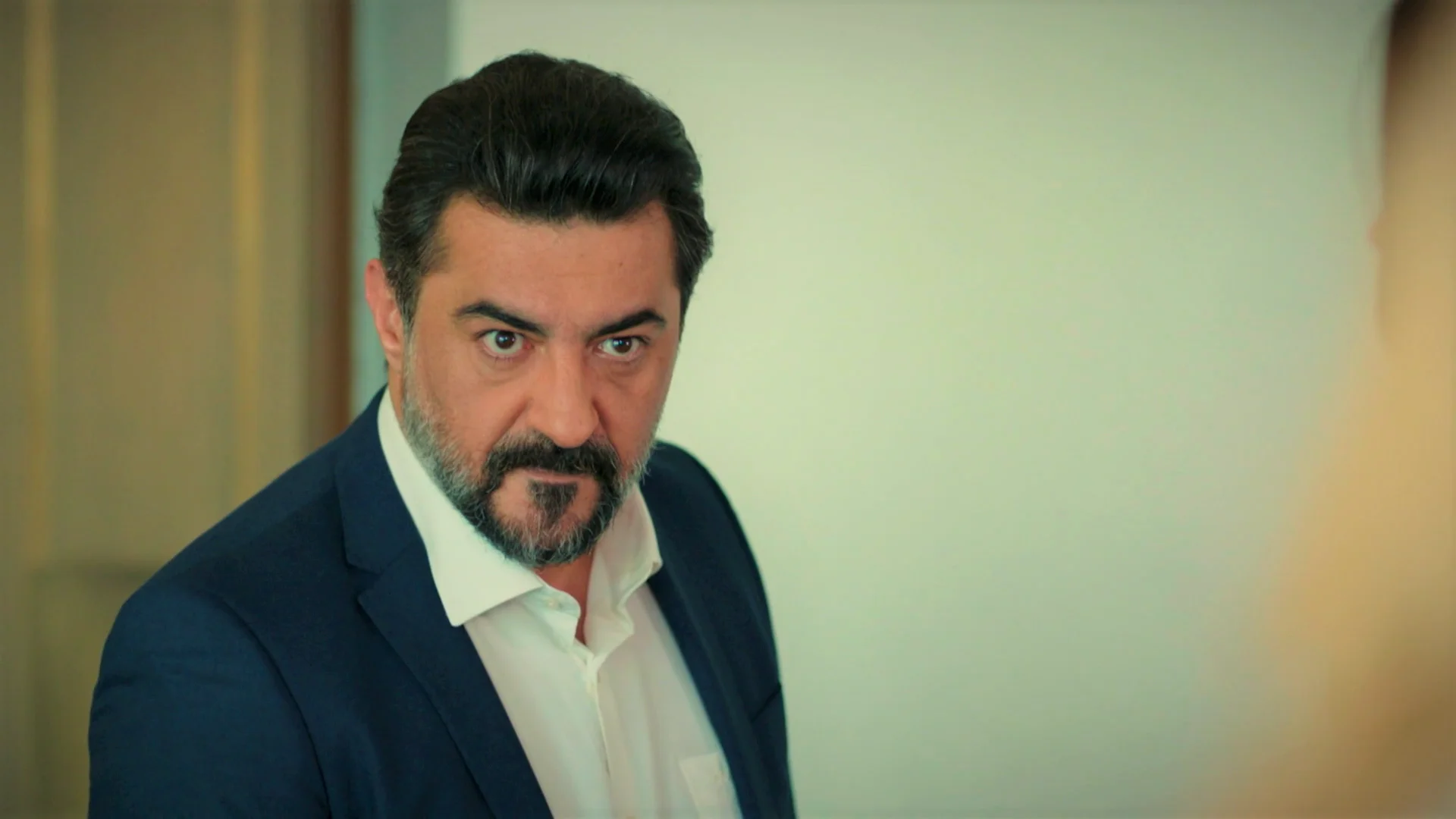 Akif se enfrenta a Ayla y Nebahat tras descubrir sus intenciones: "No jugu&eacute;is conmigo o acabar&eacute; con las dos"