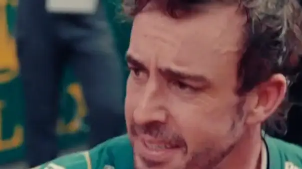 Fernando Alonso saluda a sus mecánicos en Mónaco Fernando Alonso saluda a sus mecánicos en Mónaco