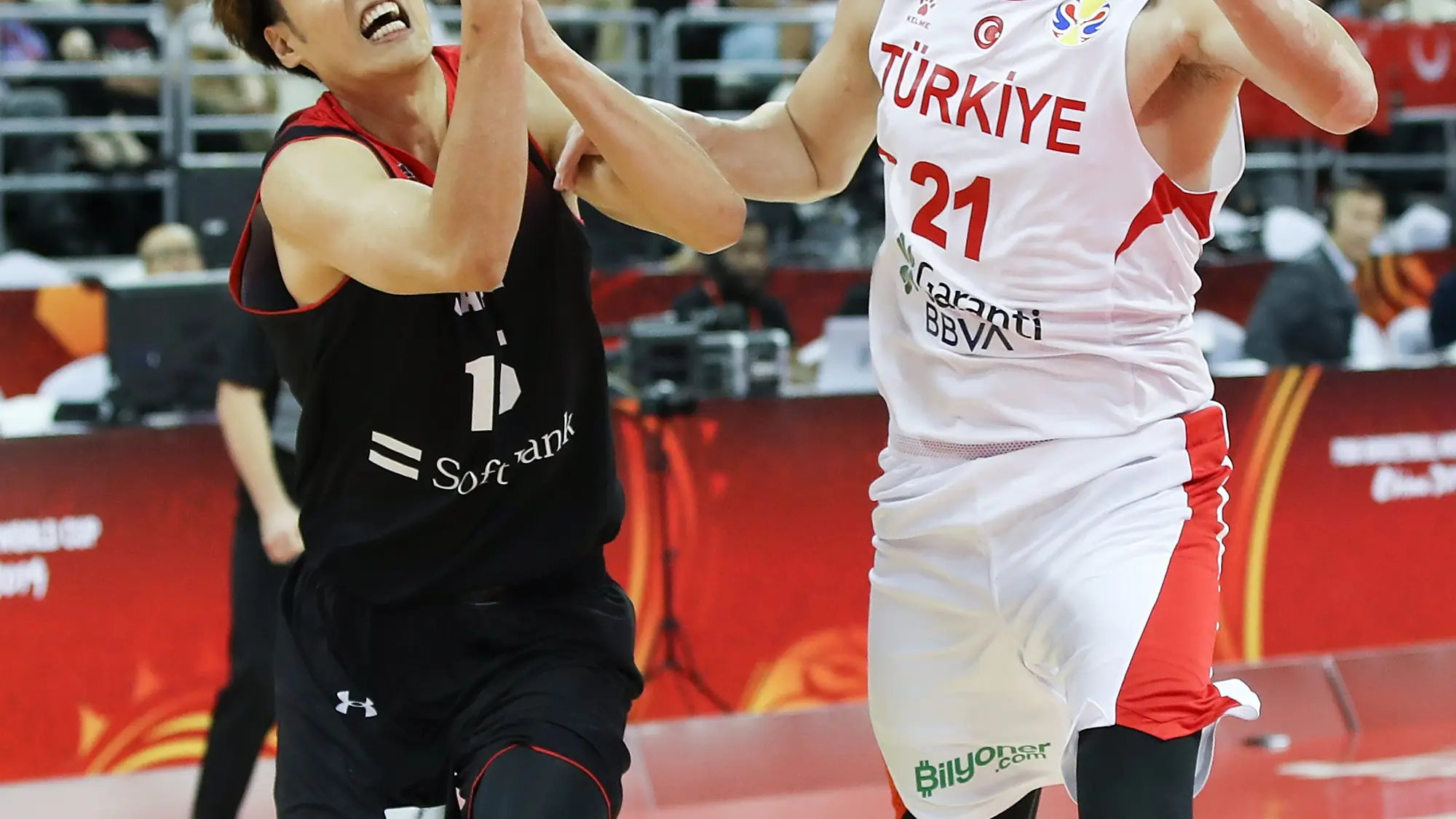 Sertac Sanli (d) en un partido con la selecci&oacute;n de Turqu&iacute;a