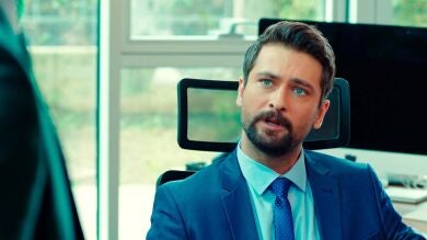 Alihan se ve obligado a despedir a Emir por falta de pruebas, a pesar de la presión de Zeynep